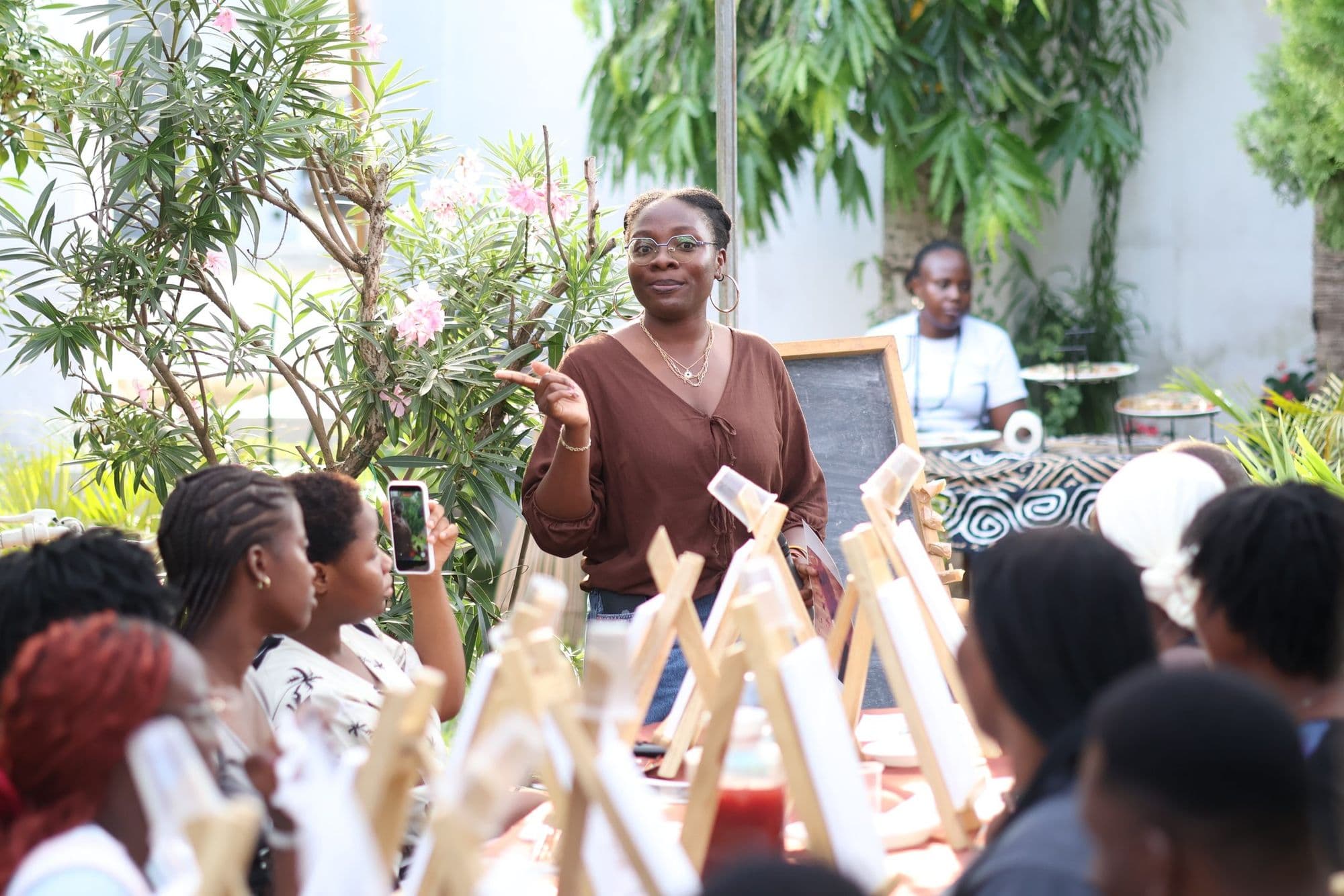 Le Book Club A Book For — lecteurs en séance à Cotonou